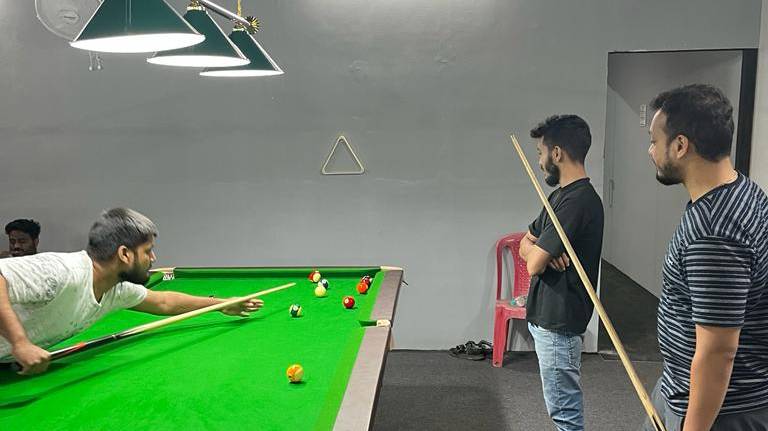 Where can I find some venues to play pool and snooker in Delhi